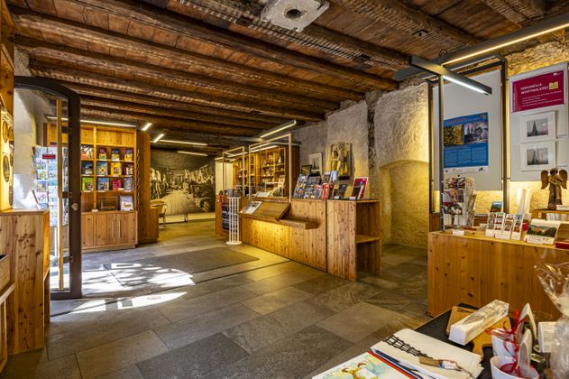 Innenansicht des Münsterladens Freiburg mit Regalen und Produkten