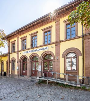 Eingang des Alten Wiehrebahnhofs mit Vorplatz
