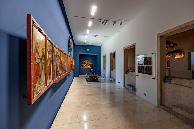 Innenansicht des Augustinermuseums mit einer sakralen Ausstellung