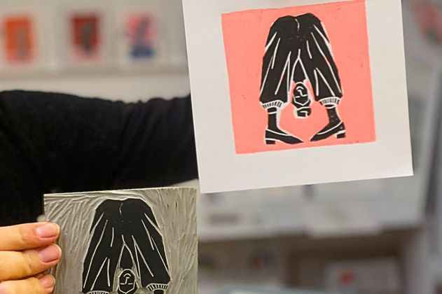 Ein im Workshop entstandener fertiger Linoldruck und die dazu gehörende Druckplatte werden in die Kamera gehalten