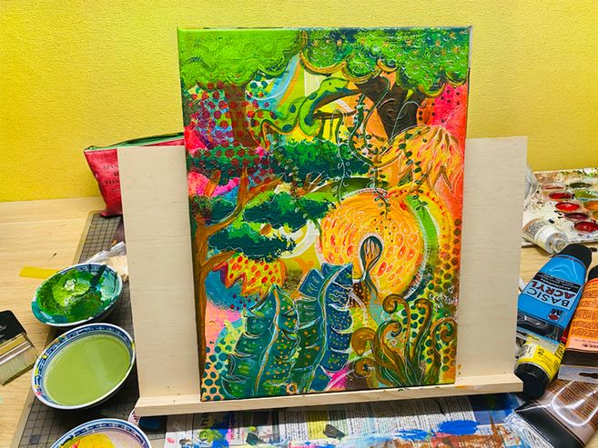 finales Acryl Bild zum Kreativ Workshop Urban Jungle. Zu sehen ist das fertige Bild - aufgebaut mit mehreren Schichten. Es ist eine Blättervielfalt zu sehen und ein Blütenmeer.
