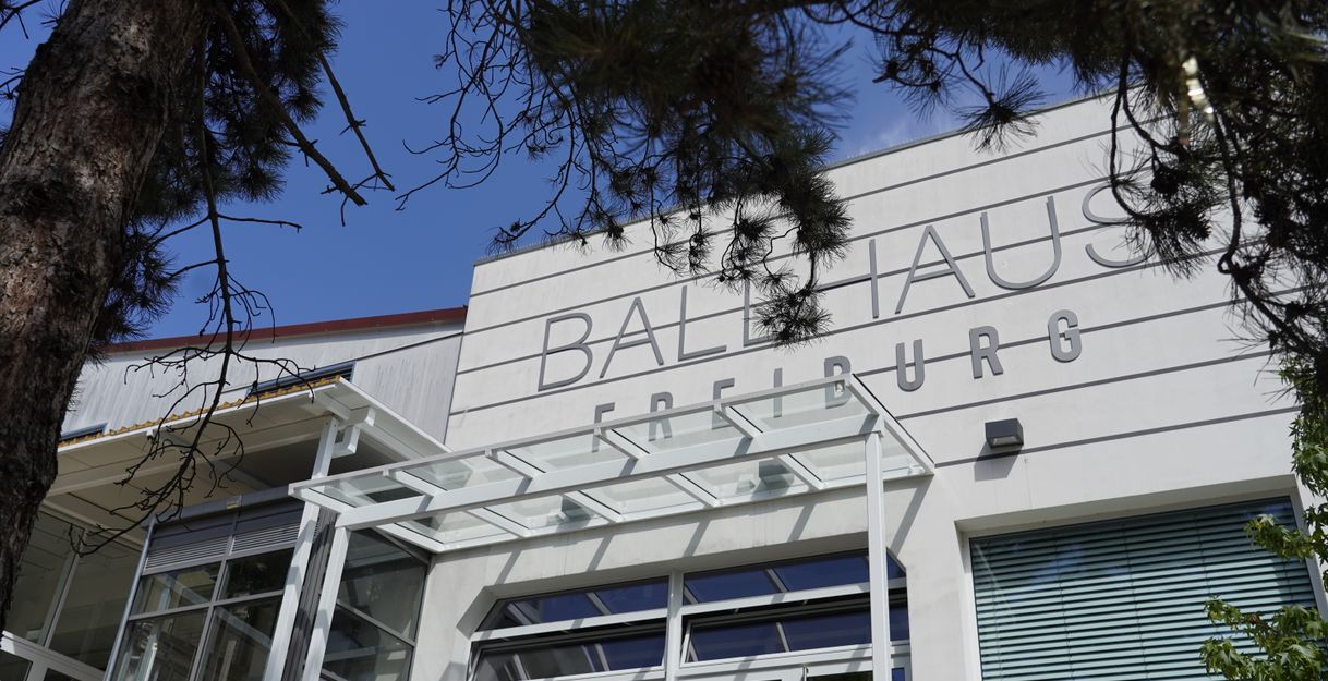 Eingang des Ballhaus Freiburg mit Glasüberdachung und Schriftzug.