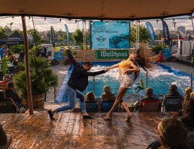 2 Tänzer vor der Surfwelle in Freiburg 