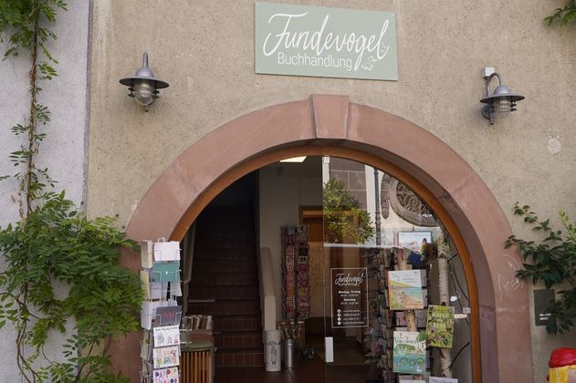 Außenansicht einer Buchhandlung mit einem Schild 'Fundevogel' über dem Eingang.