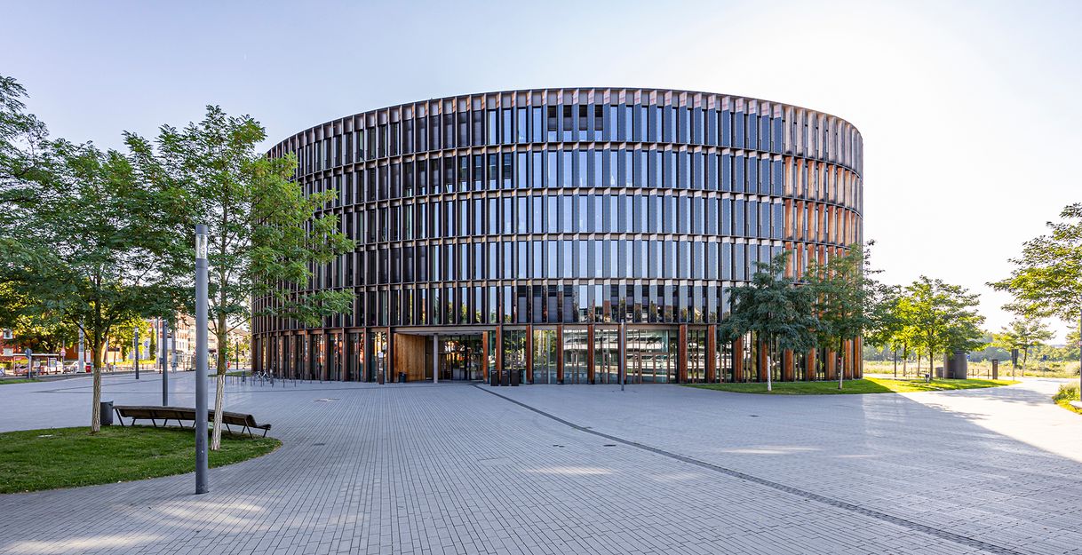 Gebäude Rathaus im Stühlinger mit Platz vornedran 
