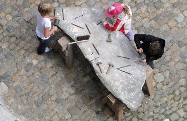 Steine klopfen für Kinder, © Freiburger Münsterbauverein
