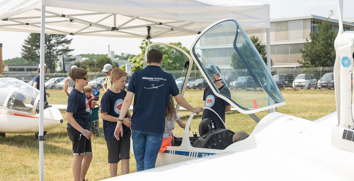 Große Flugzeugausstellung und Infos zur Pilotenausbildung