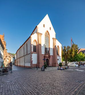 Kirche auf dem Rathausplatz Frontseite mit Eingang 
