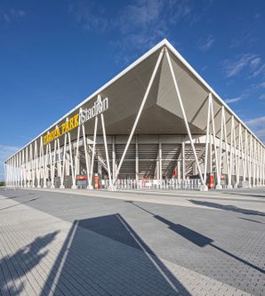 Außenansicht Stadion mit Eingang und Ticketshop 