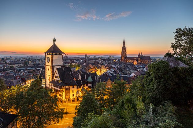 Schwabentor vom Schlossberg aus mit Sonnenuntergang im Hintergrund 
