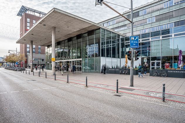 Gläsernes Gebäude des Hauptbahnhofs in Freiburg 