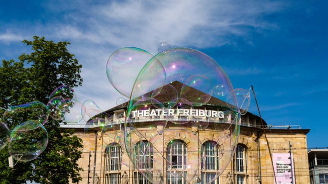 Blick auf die Fassade des Theater Freiburg.