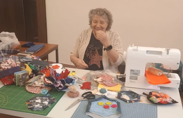 Knitting and sewing at the Tourist Information