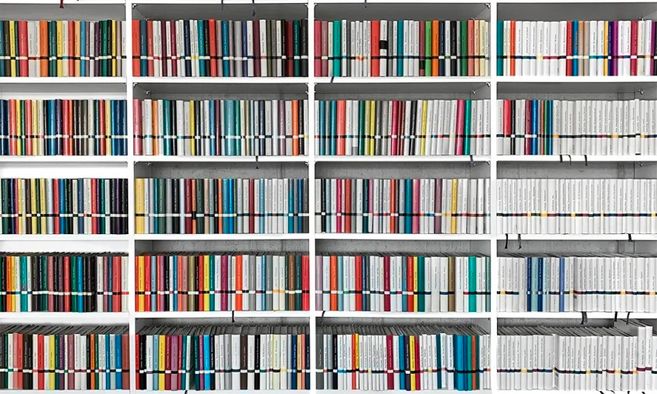 Bücherwand voller Bücher der Suhrkamp Bibliothek