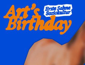 Blauer Hintergrund mit Pferd, welches ein Sahnehäubchen mit Kerze auf dem Kopf trägt. In orangener Schrift steht daneben: Art's Birthday und klein daneben: Erste Sahne Soziokultur