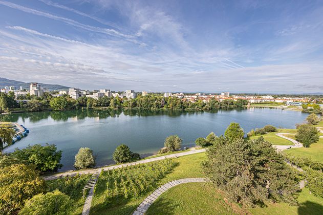 See von oben mit Stadt im Hintergrund 