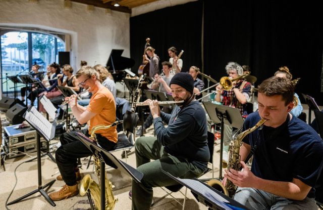 JugendJazzOrchester.CH et Constellation Big Band - en tournée anniversaire : 1,5° - Certains l'aiment CHAUD