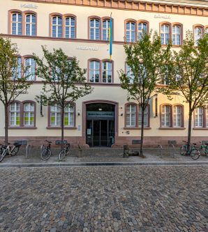 gelbe Fassade des Museums mit Eingangstüre 