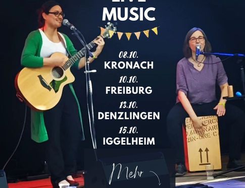 Es sind zwei fröhliche Musikerinnen auf einer Bühne zu sehen. Eine spielt Gitarre, die andere sitzt auf einer Cajon und trommelt. Es sind Ines Herrmann und Zannahh. In der Mitte des Bildes steht eine Überschrift, die mit einer kleinen Wimpelkette unterstrichen ist. Die Überschrift lautet "Live Music". Darunter stehen die vier Konzerttermine der beiden Künstlerinnen: 08.10. in Kronach, 10.10. in Freiburg, 13.10. in Denzlingen und 15.10. in Iggelheim. Mehr Informationen gibt es auf inesherrmann.eu/tour. Das steht ganz unten auf dem Bild mit drauf.