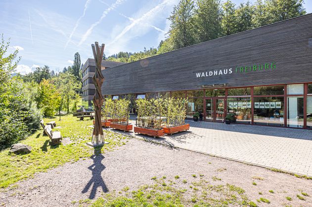 Gebäude des Waldhaus mit begrünter Außenanlage 