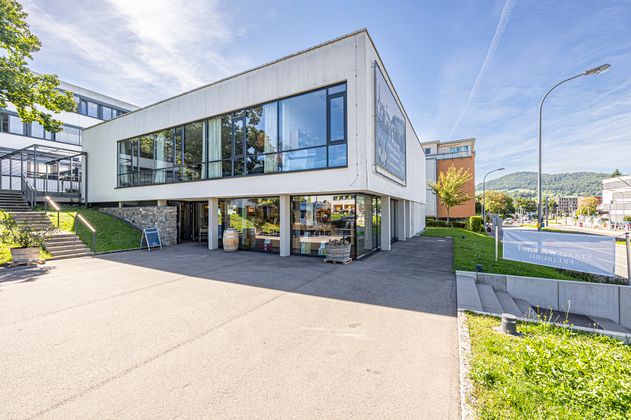Gebäude des Staatsweinguts Freiburg mit weißer Fassade 