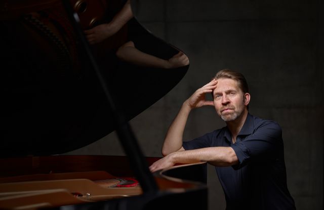 LeifOve Andsnes(c)HelgeHansen main biography photo