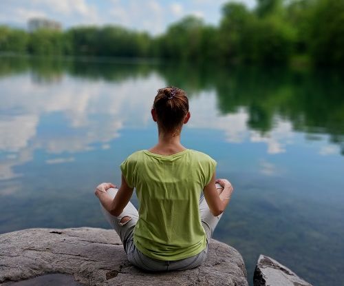 Ruhe in sich finden mit Yoga, bewusster Atemlenkung und Entspannungstechniken, © MManns