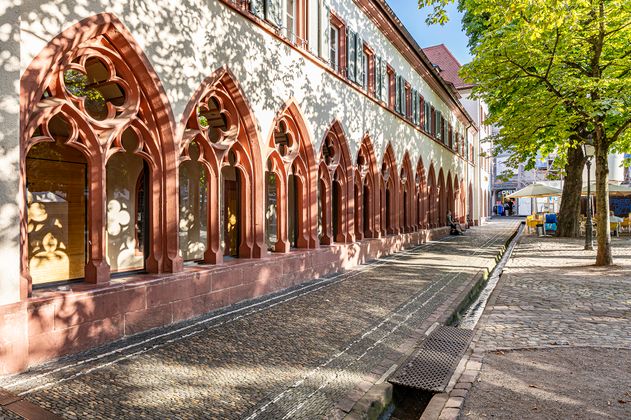 Fassade der Kirche mit Verzierungen 