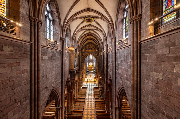 Blick von oben ins Schiff des Freiburger Münsters