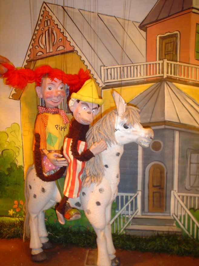 Pippi Langstrumpf mit dem Pferd „Kleiner Onkel“ und dem  Äffchen „Herrn Nielson“.