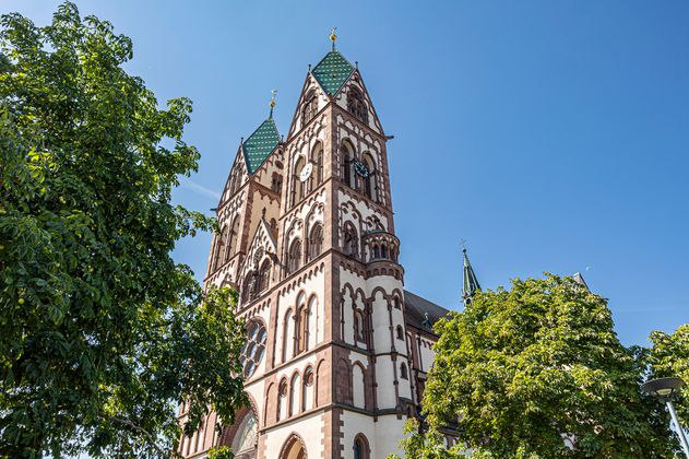 Türme der Kirche mit grünen Dächern 
