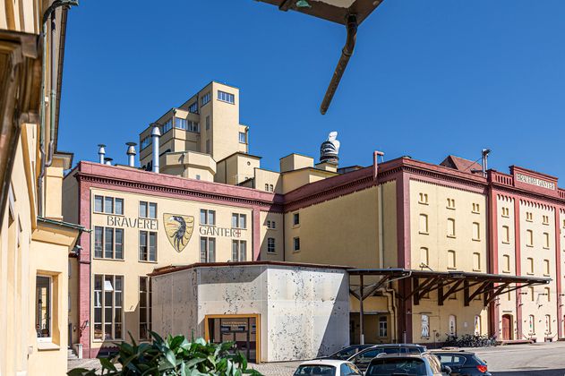 Hauptgebäude der Ganter Brauerei mit gelber Fassade 