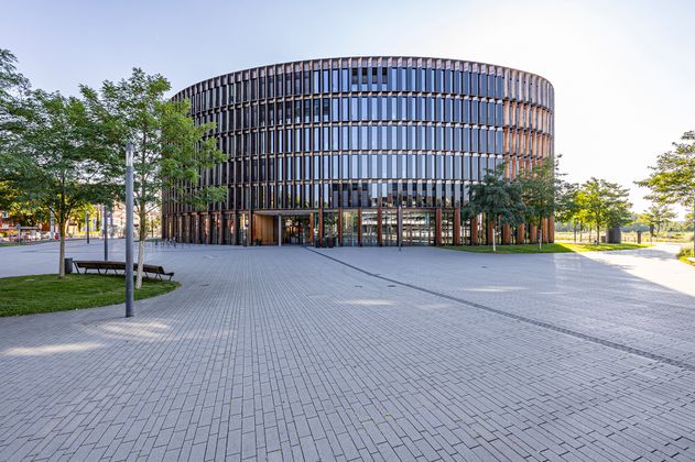 Gebäude Rathaus im Stühlinger mit Platz vornedran 