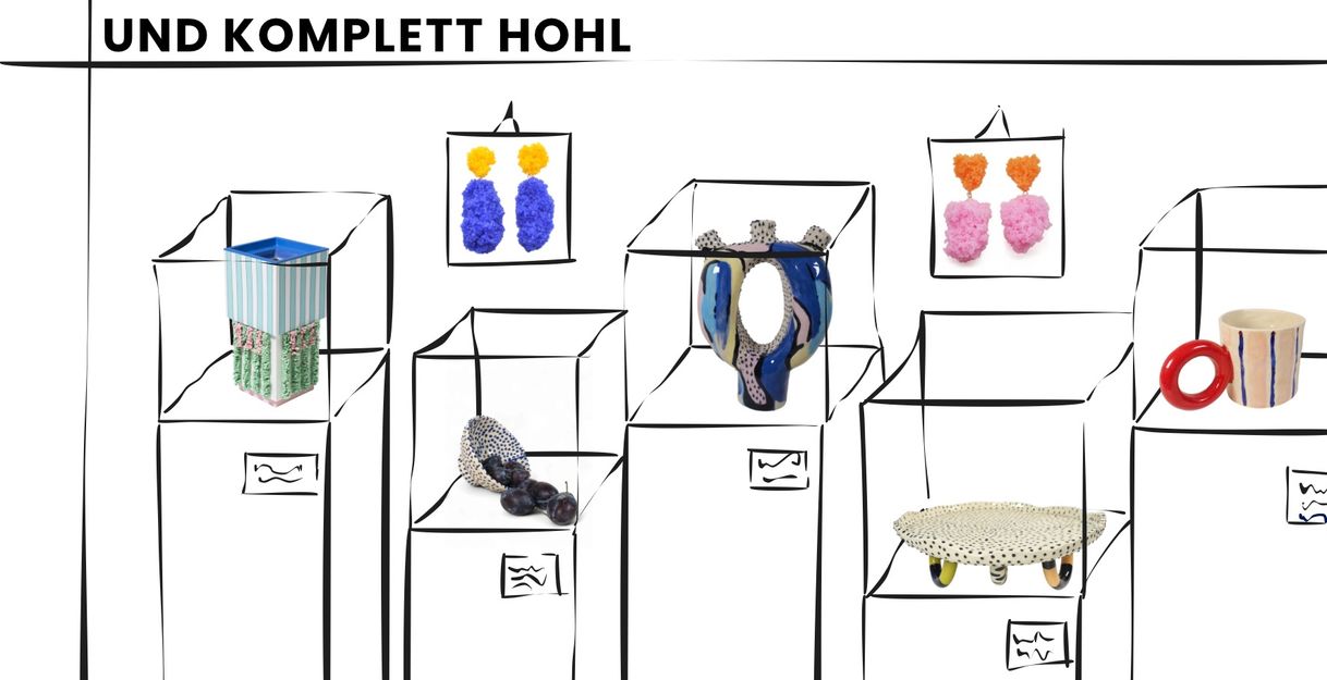 In der Skizze eines Galerieraumes stehen handgefertigte Objekte aus Künstler:Innenband, von links nach rechts: eine Porzellanvase, ein paar Ohrringe aus Zucker, ein Keramikschälchen, eine Keramikvase, Zuckerohringe, ein Teller mit Schlaufenfüssen und eine Tasse mit großem Henkel