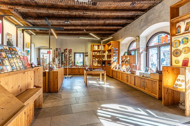 Innenansicht des Münsterladens Freiburg mit Regalen und Produkten