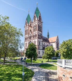 Kirchplatz mit der Kirche und Bäumen