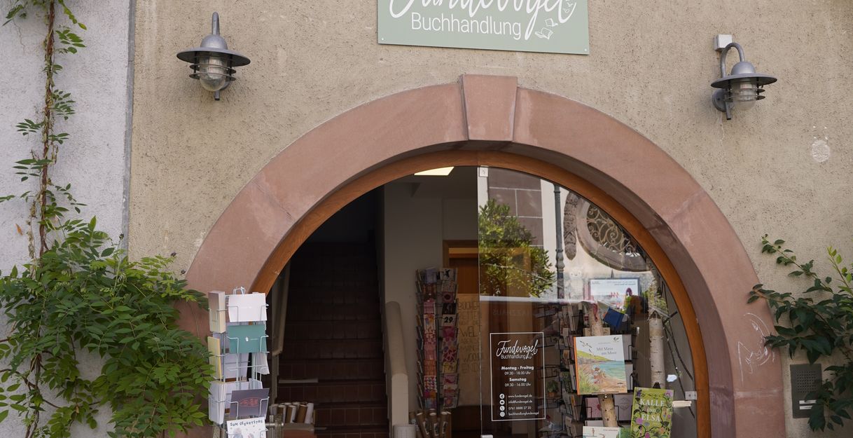 Außenansicht einer Buchhandlung mit einem Schild 'Fundevogel' über dem Eingang.