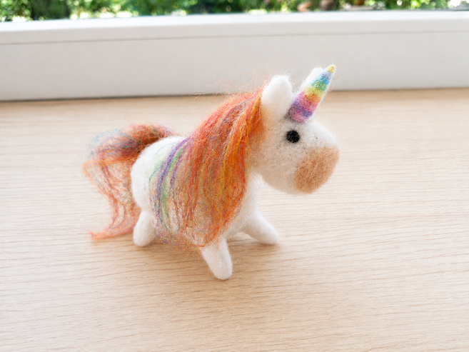 Kleines buntes Einhorn aus Filzwolle