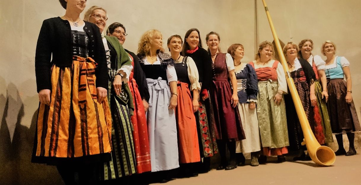 Frauenchor mit Alphorn
