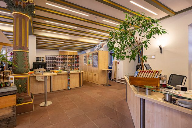 Innenansicht der Tourist Information mit Tresen und verschiedenen Prospektständern 