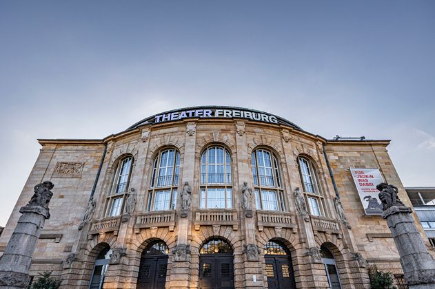 Blick auf die Fassade des Theater Freiburg. 
