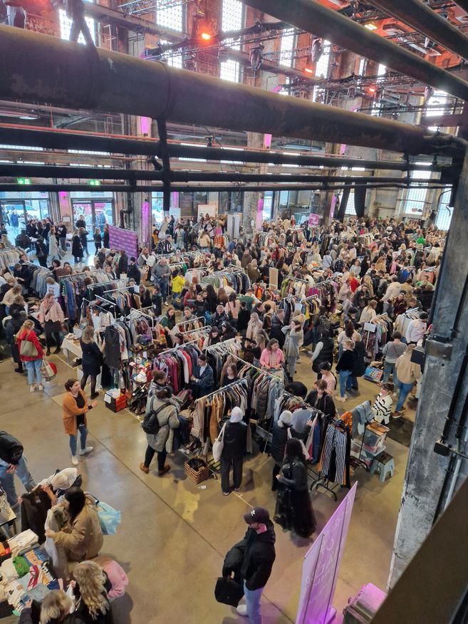 Werbemotiv zum Beauty Jungle Mädchenflohmarkt Freiburg mit Veranstaltungsinformationen und Fashion-Elementen.