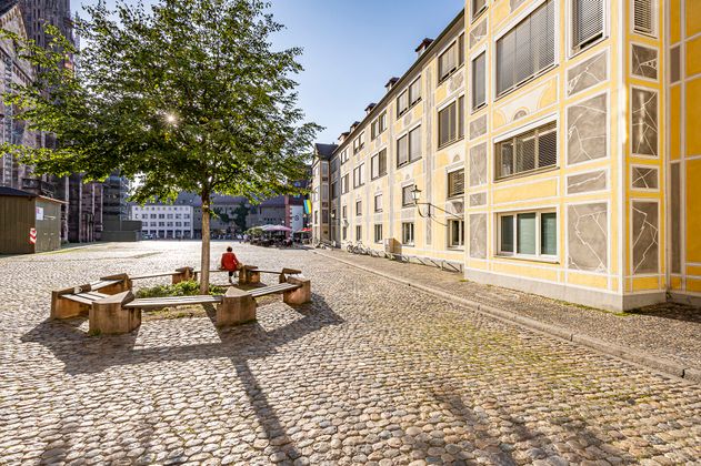 Stadtbibliothek Freiburg mit Sitzbank und Baum