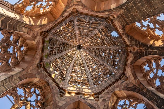 Blick von unten in den Turm des Freiburger Münsters