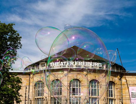 Blick auf die Fassade des Theater Freiburg.
