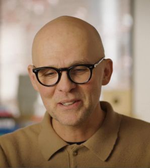 Tobias Rees schaut nach unten