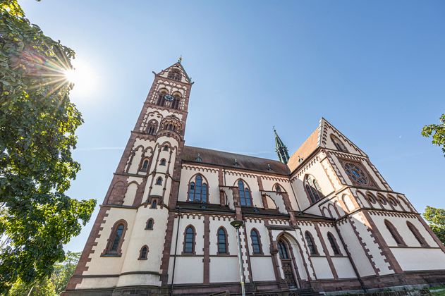 Kirche von der Seite mit Seiteneingang 