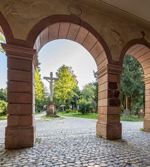 Eingang der Michaelskapelle mit Blick auf den Friedhof