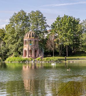 See mit Parkanlage im Hintergrund 
