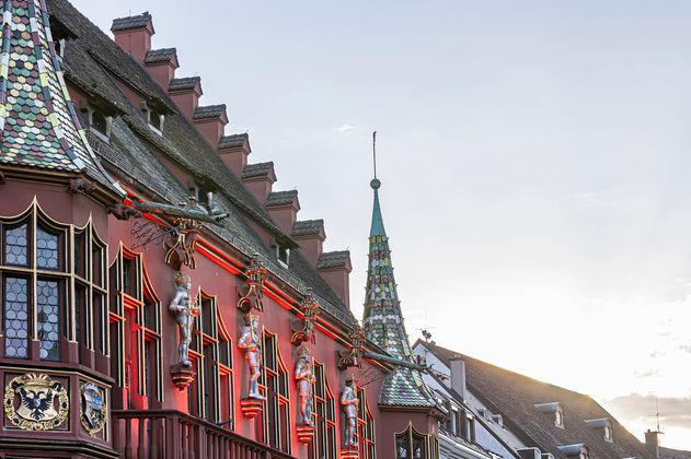 Prächtige Fassade des Historischen Kaufhauses in Freiburg